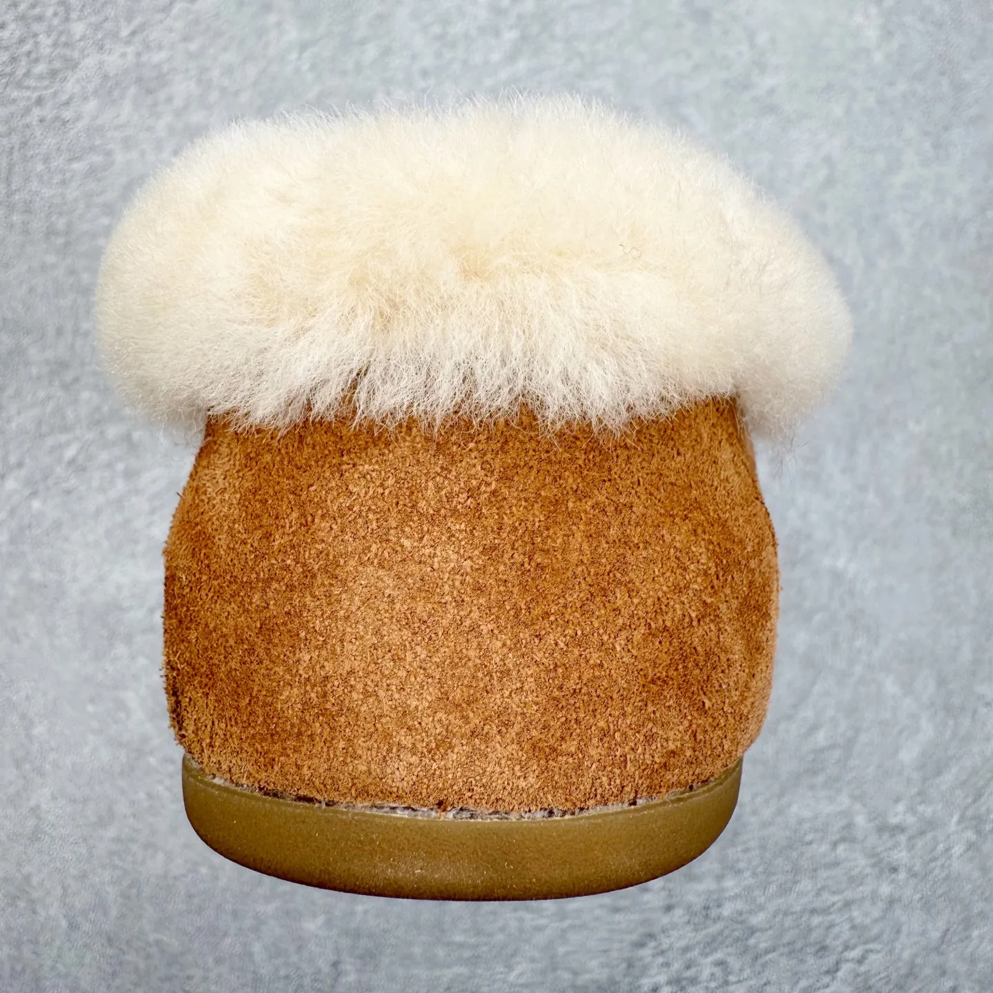 💰480 UGG 1391 Autumn and winter sheepskin and fur integrated snow boots. All shoes are made of ZP same factory. Longfeng A-grade Australian imported sheepskin and fur integrated brand OEM production line. Fully follow the ZP process. OEM original pattern maker. Adhering to the principle of no original shoes and no development selection. Pay attention to every detail. The most authentic TREADLITE "light wing" technology outsole on the market. Lightweight/durable/flexible/pile type [solemn after-sales commitment] If there are major quality problems such as degumming/broken bottom within one month, we will directly replace it with a new one for you! Size: 35 36 37 38 39 40